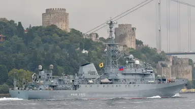Das russische Aufklärungsschiff "Iwan Churs" fährt an Istanbul vorbei auf dem Weg zum schwarzen Meer (Archivbild vom 30.08.2021).
