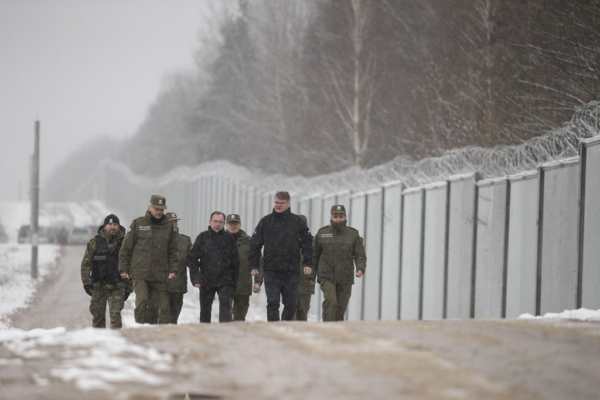 Mariusz Kaminski, Mitte, an einer Grenzmauer zu Weißrussland in Nomiki, Polen, letzten November