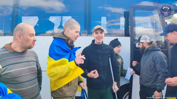 Ukrainische Soldaten bei einem Gefangenenaustausch