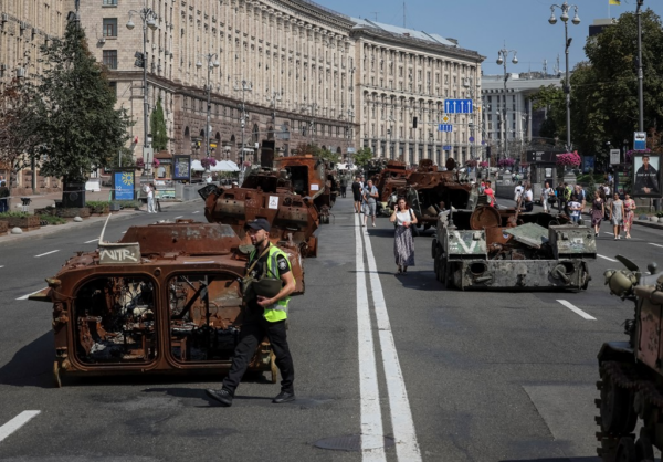 Zerstörte russische Militärfahrzeuge werden im Zentrum von Kiew ausgestelltReuters