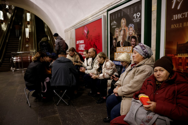 Menschen in Kiew sitzen in einer U-Bahn-Station, um Schutz vor dem Luftangriff zu suchen