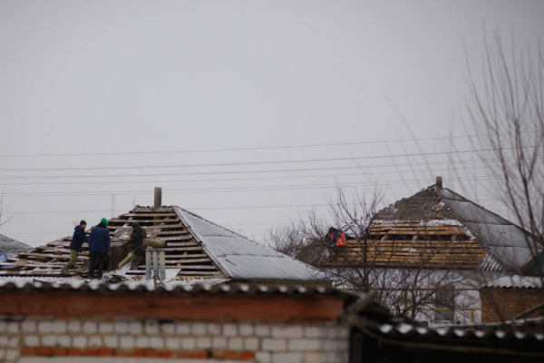 Arbeiter reparieren das Dach eines Hauses in PetropawlowkaAlexander Gusev per Telegramm