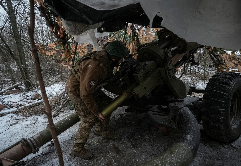 Ukrainische Soldaten bereiten sich darauf vor, eine Haubitze auf russische Truppen abzufeuern Reuters