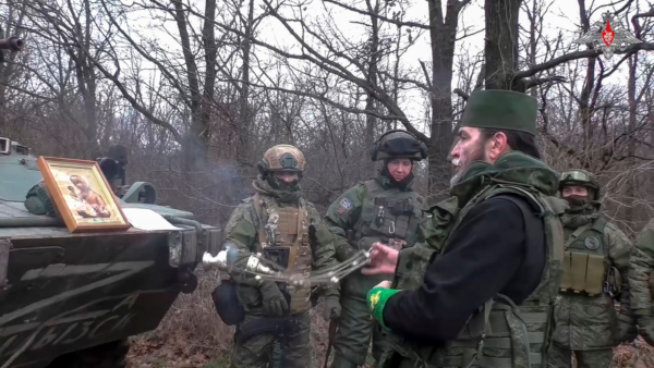 Russische Priester halten orthodoxe Weihnachtsgottesdienste für Soldaten in der Ukraine ab. Bilder: AP