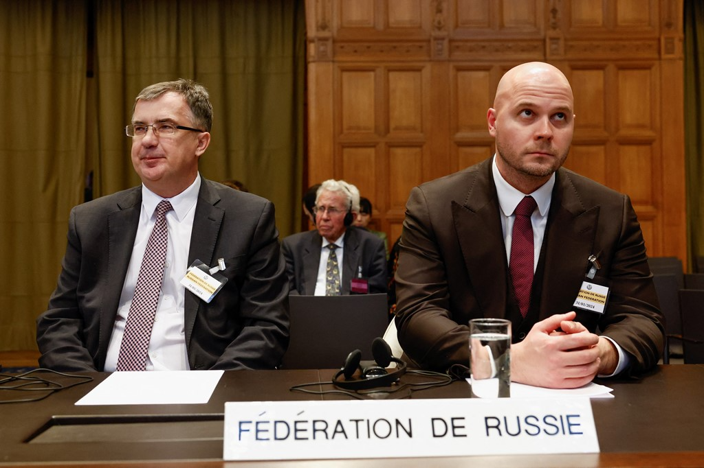 Der russische Botschafter Gennadi Kusmin und der Anwalt Kirill Udowitschenko Bild: Reuters