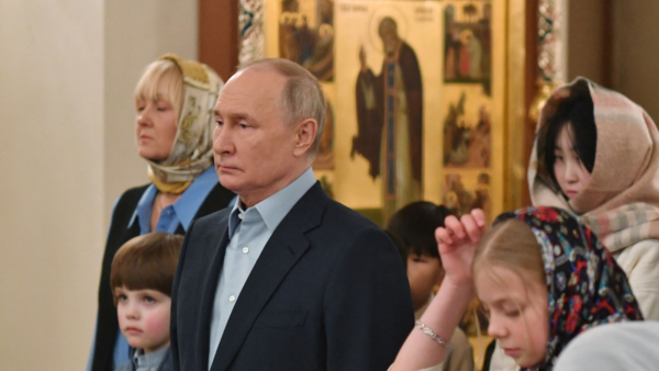 Wladimir Putin mit den Familien der in der Ukraine getöteten russischen Soldaten