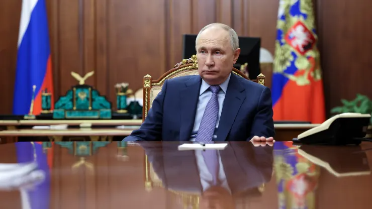 Auf diesem von der russischen Staatsagentur Sputnik verbreiteten Poolfoto trifft sich der russische Präsident Wladimir Putin am 10. April 2024 in Moskau mit dem Arbeits- und Sozialminister des Landes. Gavriil Grigorov | AFP | Getty Images