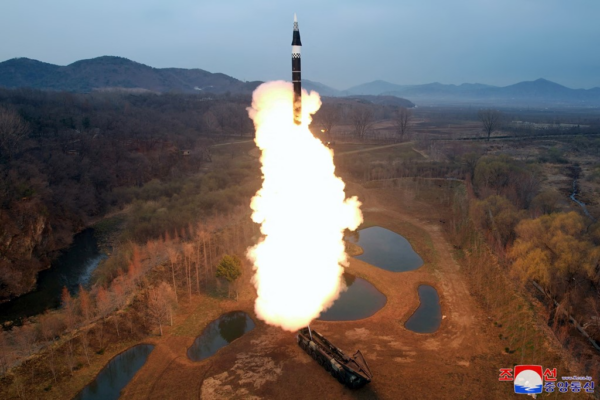 Nordkorea testet eine neue Mittel- bis Langstrecken-Hyperschallrakete mit festem Brennstoff