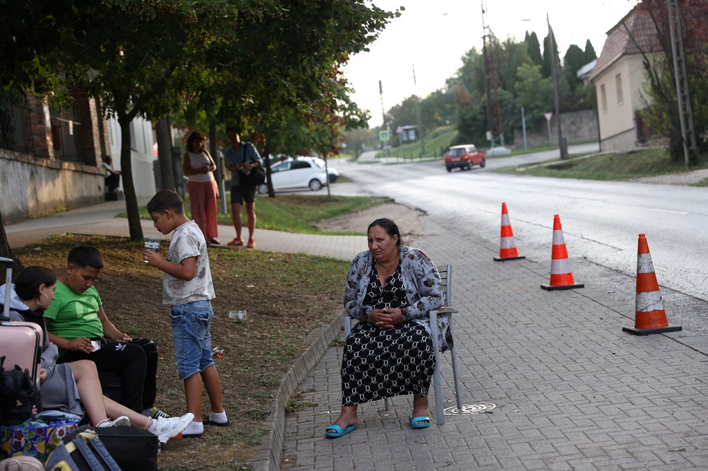 Eine ukrainische Roma-Frau sitzt auf einem Stuhl auf der Straße, nachdem sie den Zugang zu ihrer Unterkunft in Kocs, Ungarn, verloren hat.Reuters