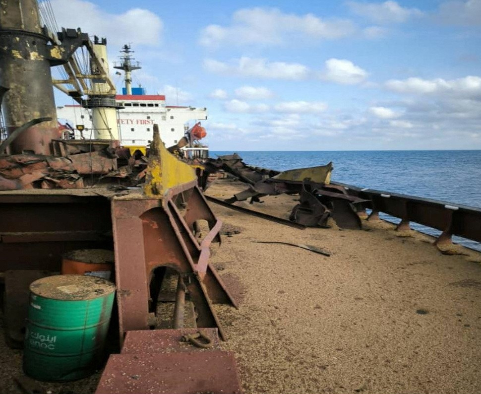 Ein Blick zeigt ein beschädigtes ziviles Frachtschiff, das Weizenkorn nach Ägypten transportierte und von einem russischen Raketenangriff getroffen wurde.Bild: Ukrainischer Präsidentenpressedienst via Reuters